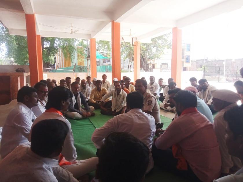 Villagers of Vadikalya went on hunger strike again for Maratha reservation | मराठा आरक्षणासाठी वडिकाळ्या गावात गावकरी पुन्हा बसले उपोषणाला