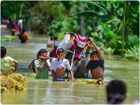 Assam Floods situation serious heavy rain forecast over 34000 people affected in 9 districts | Assam Floods : भीषण! आसाममध्ये पूरस्थिती गंभीर; 9 जिल्ह्यांतील 34 हजार लोकांना फटका, 523 गावं पाणीखाली