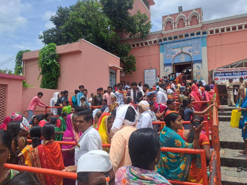 Crowd of devotees in Parali on the occasion of Ashadhi; Vaidyanath, Vitthal and Sant Jagamitra temples were crowded | आषाढीनिमित्त परळीत भाविकांची गर्दी; वैद्यनाथ, विठ्ठल अन संत जगमित्र मंदिर गर्दीने फुलले