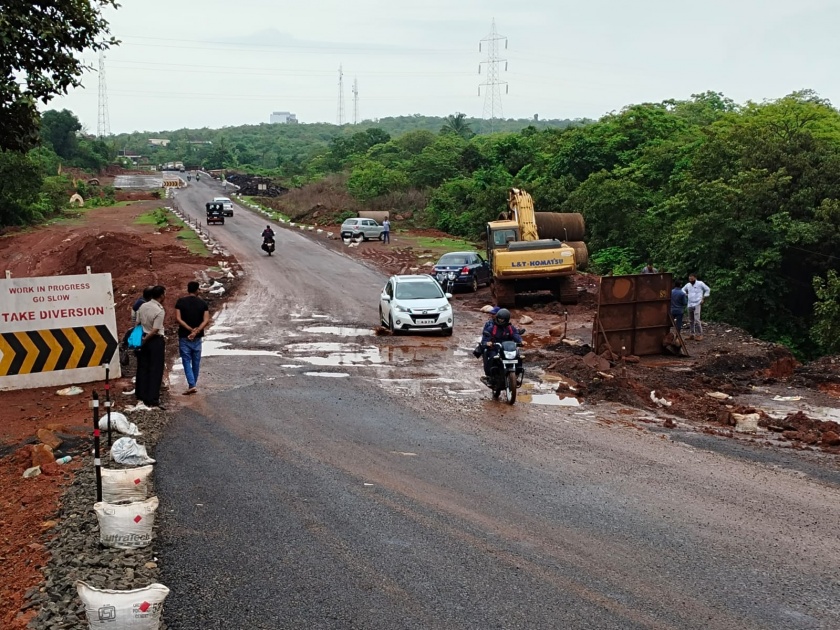 On the Mumbai-Goa highway, the road near Nivlin is blocked, traffic is moving from one side | मुंबई-गोवा महामार्गावर निवळीनजीक रस्ता खचला, एका बाजूने वाहतूक सुरू 