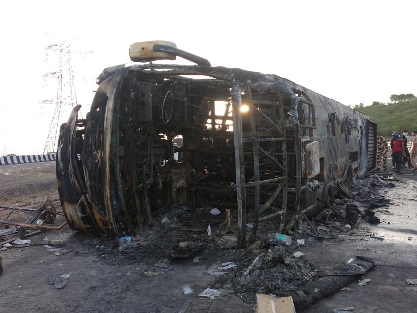Buldhana Bus Accident: Relatives cry, run to the scene to know the condition of the loved ones! | Buldhana Bus Accident : नातेवाईकांचा आक्रोश, जिवलगांची स्थिती जाणून घेण्यासाठी घटनास्थळाकडे धाव!