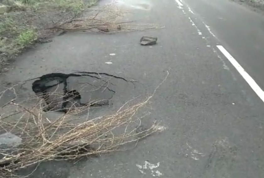 Neglect of the state highway department even after the road is exhausted! | रस्ता खचल्यानंतरही राज्य महामार्ग विभागाचे दुर्लक्ष!