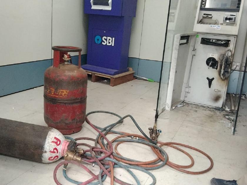 Attempt to break bank ATM in Parbhani with gas cutter | चोरटे गॅस कटर घेऊन थेट पोहचले एटीएम मशीन फोडण्यास, परभणी येथील घटना