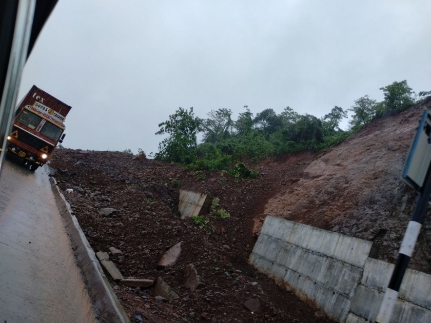 landslides in Parshuram Ghat, Mumbai-Goa highway in Chiplun | परशुराम घाटात पुन्हा दरड कोसळली; मुंबई-गोवा महामार्गावर वाहतूक ठप्प