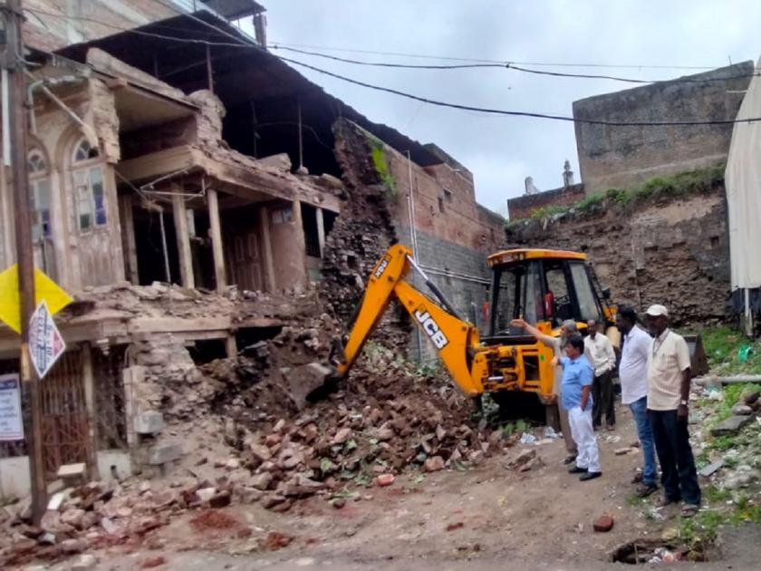 Commence demolition of dilapidated, dangerous buildings in Latur | लातुरात जीर्ण, धोकादायक इमारती पाडण्यास प्रारंभ
