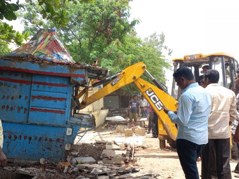 Hammer on encroachment in Renapur Naka area of Latur | लातूरच्या रेणापूर नाका परिसरातील अतिक्रमणावर हातोडा