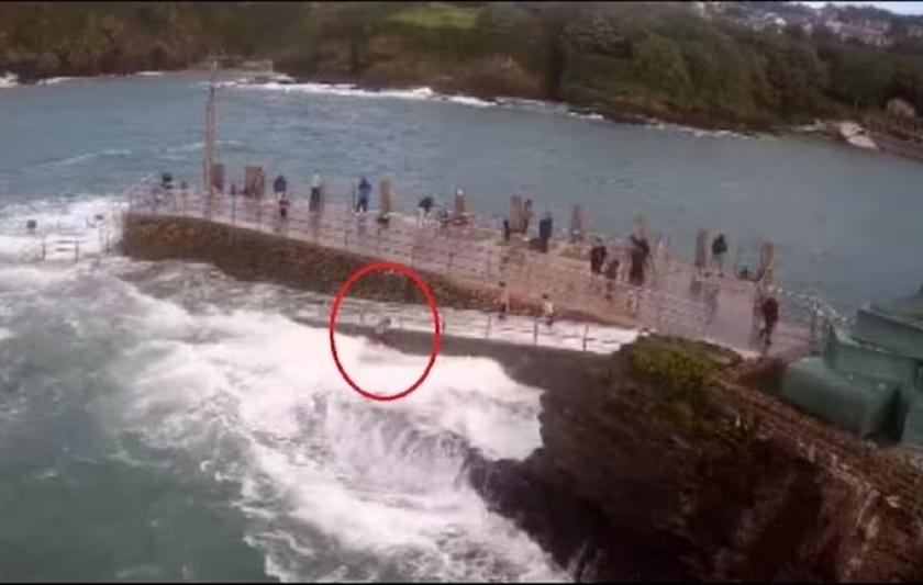 uk girl swept out to sea rescued by on lookers dangerous video viral | Video - समुद्र किनाऱ्यावर मौजमजा करत होती मुलगी; मोठी लाट आली, वाहून गेली पण तितक्यात...