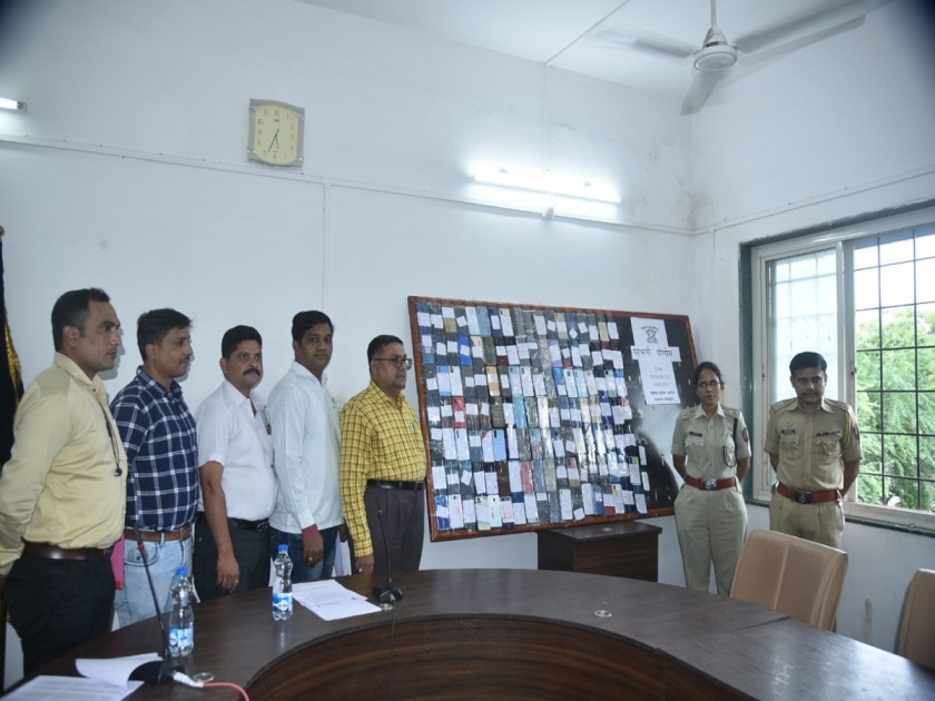 Police seized 156 mobile phones worth 2.5 lakhs in a special operation | पोलिसांच्या विशेष मोहिमेत २५ लाखांचे १५६ मोबाईल हस्तगत