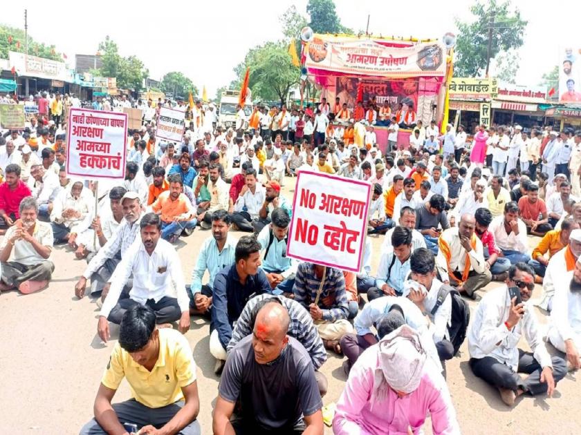 Dhoki Maratha socialites came down on the streets; Traffic stopped for two hours on Latur-Barshi highway | ढोकीत मराठा समाजबांधव उतरले रस्त्यावर; लातूर-बार्शी महामार्गावर दोन तास वाहतूक ठप्प