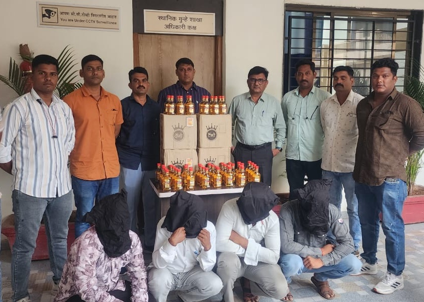 Police raid illegal liquor sellers ahead of Ganeshotsav; One and a half lakh worth of goods seized | गणेशोत्सवापूर्वी पोलिसांची अवैध दारु विक्रेत्यांवर छापेमारी; दीड लाखांचा मुद्देमाल हस्तगत