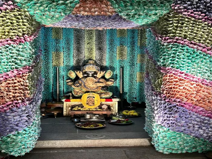 bangalore sathya sai ganpati temple decorated with 2 crore currency note | देवासाठी काय पण! 2 कोटी किमतीच्या नोटांनी सजवलं गणपती मंदिर; 50 लाखांची वापरली नाणी