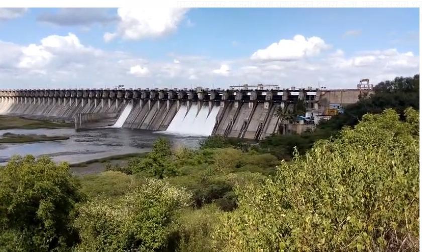 Water is released from Ujani Dam for Solapur, Pandharpur, Sangola, Mangalvedha | सोलापूर, पंढरपूर, सांगोला, मंगळवेढ्यासाठी उजनी धरणातून पाणी सोडले