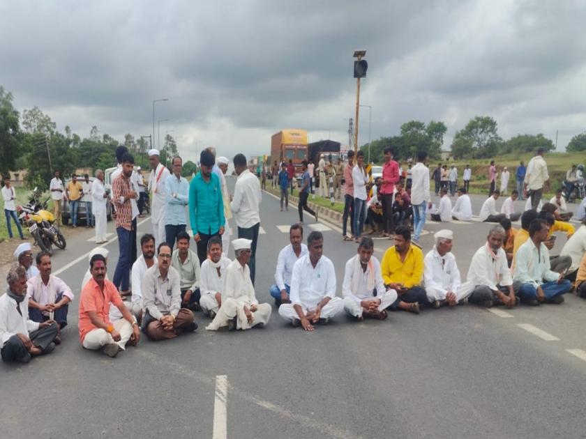 Villagers of three villages blocked the highway for road repair | रस्ता दुरुस्तीसाठी तीन गावच्या ग्रामस्थांनी महामार्ग रोखला