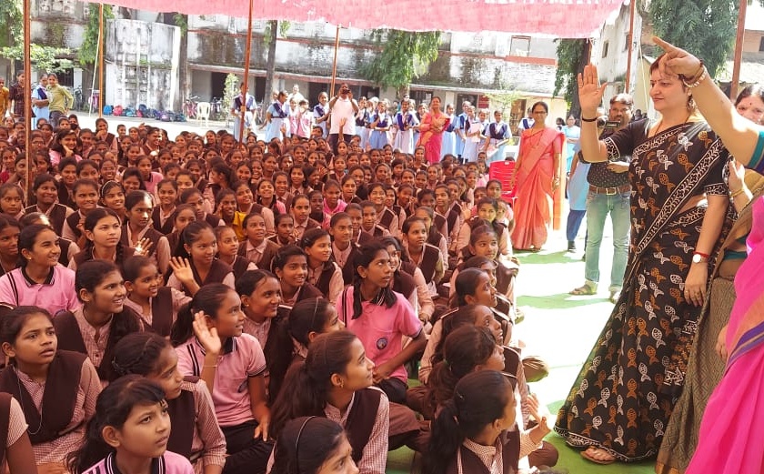 Daughters, keep the parents' faith - Rupali Chakankar; Interaction with students | मुलींनो, पालकांचा विश्वास जपा - रुपाली चाकणकर; विद्यार्थिनींशी साधला संवाद