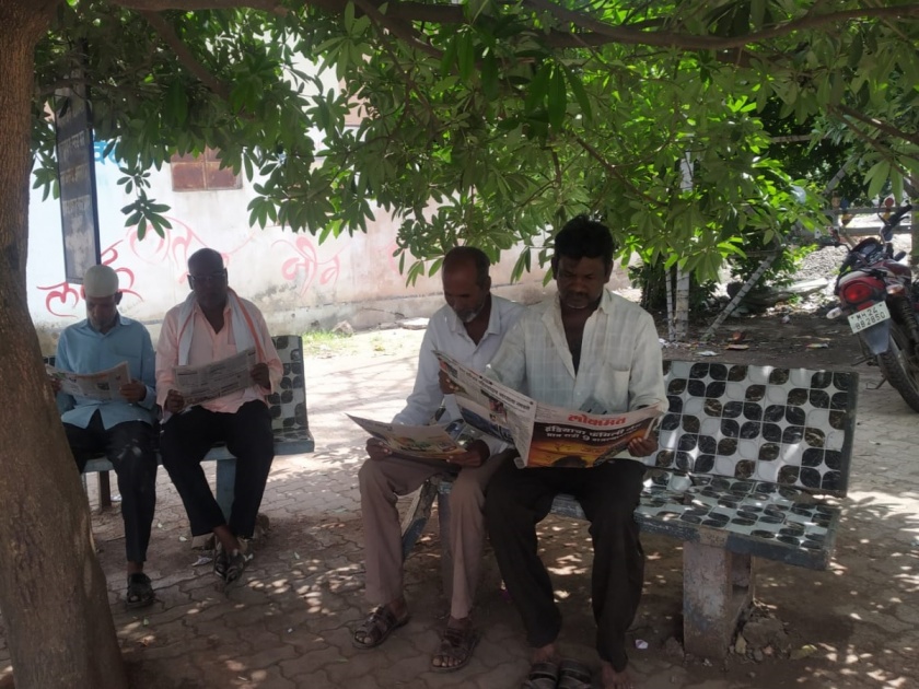 A hobby of reading is cultivated on Katta; Spontaneous response to the unique initiative of Latur Municipality | लातूरात कट्ट्यावर जोपासला जातो वाचन छंद; मनपाच्या अनोख्या उपक्रमास उत्स्फूर्त प्रतिसाद