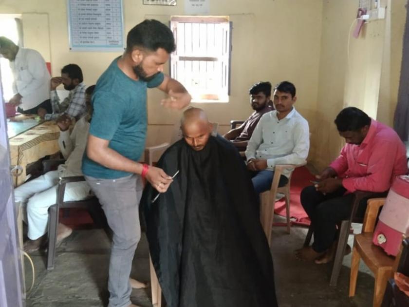 Shaving movement of youth in Gram Panchayat for civic amenities | नागरी सुविधांसाठी ग्रामपंचायतीमध्ये युवकांचे मुंडण आंदोलन