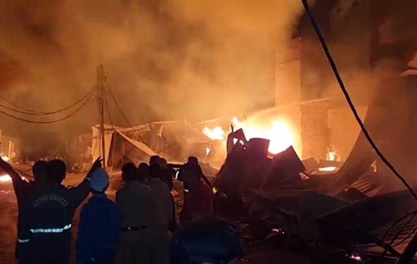 massive fire broke out in firozabad 150 shops burnt down loss worth crores feared wood market | भयंकर! फिरोजाबादमध्ये भीषण आग; 150 दुकानं जळून खाक, कोट्यवधींचं नुकसान
