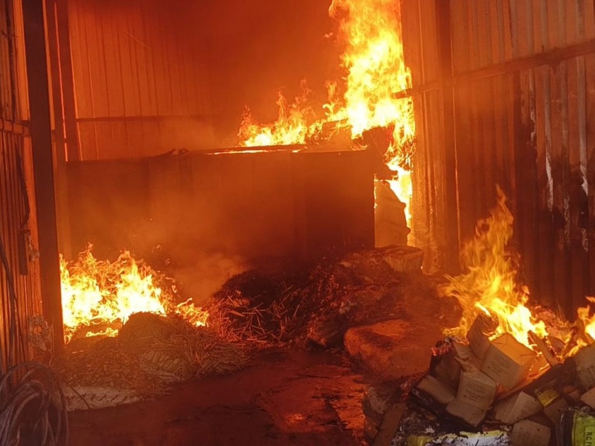Godown fire in Shahada caused loss of 1.5 crores | शहाद्यात गोडाऊनला आग लागून दीड कोटींचे नुकसान
