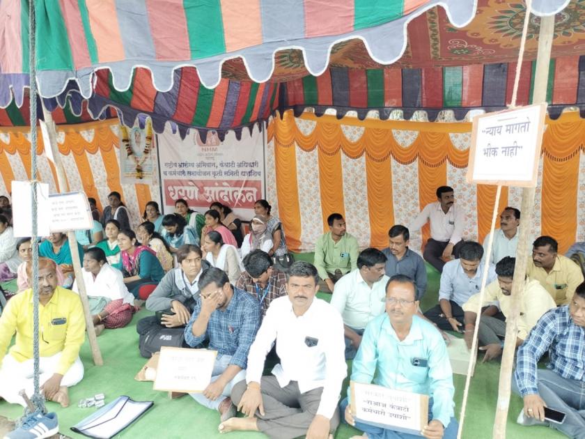 800 contract workers on strike in Dharashiv district, health services collapsed | धाराशिव जिल्ह्यात ८०० कंत्राटी कर्मचारी संपावर, आरोग्य सेवा कोलमडली