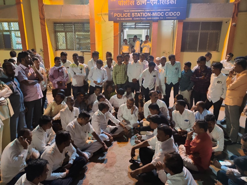 When will the rightful water of Marathwada be released? Protesters stayed at the police station demanding concrete assurances | मराठवाड्यासाठी पाणी कधी सोडणार? माजी मंत्री राजेश टोपेंसह आंदोलकांचा पोलिस ठाण्यात ठिय्या