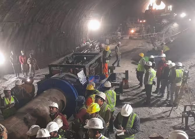 uttarakhand tunnel collapse workers trapped in tunnel desperate to come out and says we are bad condition | "आमची अवस्था खूप वाईट, आम्हाला लवकर बाहेर काढा"; बोगद्यात अडकलेल्या मजुराची विनंती