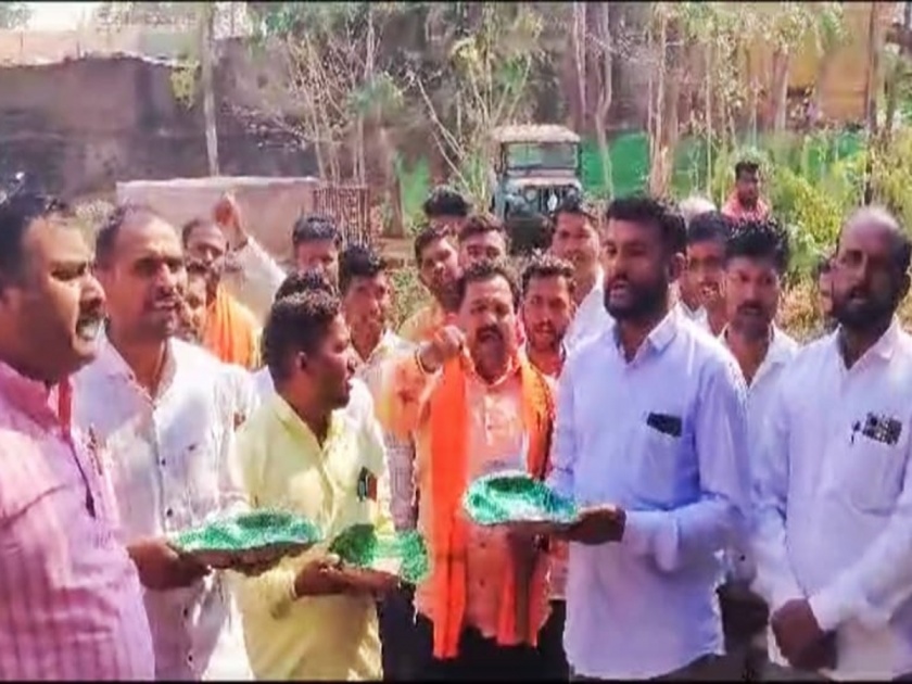 'Get paid, but work'; Unique movement in Sillod Panchayat Samiti for well approval | 'पैसे घ्या, पण काम करा'; विहीर मंजुरीसाठी सिल्लोड पंचायत समितीत अनोखे आंदोलन