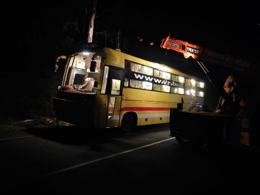 Goa-Mumbai travel accident near Kolhapur; Three members of the same family were killed in an accident around 2 am | गोव्याहून मुंबईकडे जाणाऱ्या खासगी ट्रॅव्हल्सचा अपघात, एकाच कुटुंबातील तिघे ठार