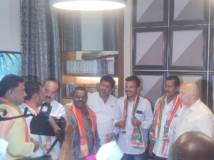 Bharat Jadhav, a BJP leader from Uttar Saolapur taluka, has joined the Congress | उत्तर साोलापूर तालुक्यातील भाजप नेते भारत जाधव यांचा काँग्रेसमध्ये प्रवेश