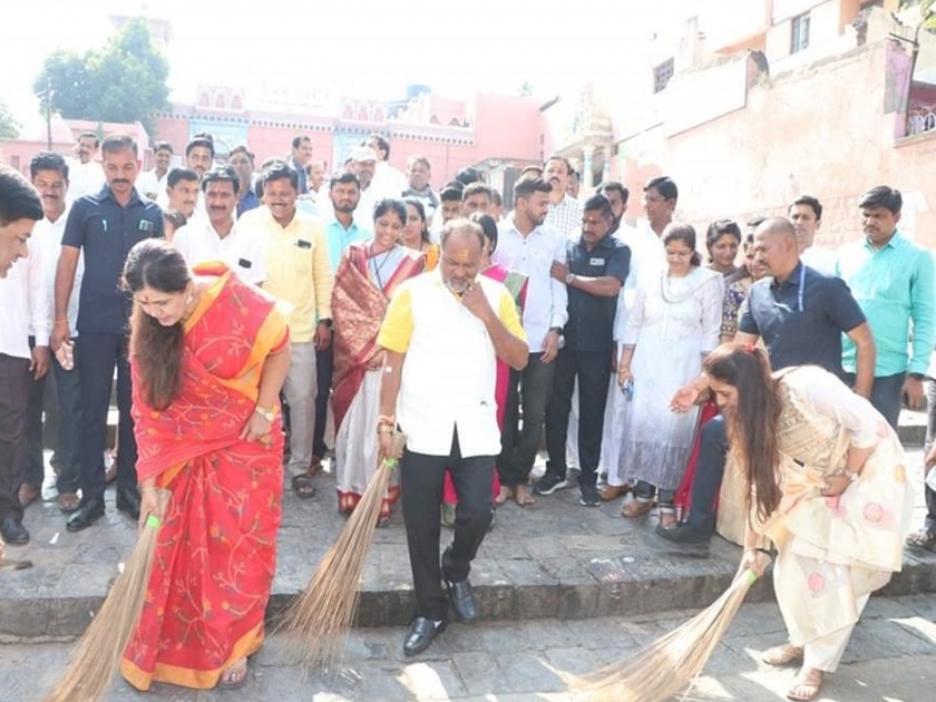 Cleanliness, distribution of blankets in Vaidyanath temple area on the occasion of birth anniversary of public leader Gopinathrao Munde | लोकनेते गोपीनाथराव मुंडे यांच्या जयंतीनिमित्त वैद्यनाथ मंदिर परिसरात स्वच्छता, ब्लॅंकेट वाटप