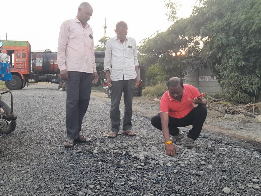 3.73 Crores of road stones is removed by hand; Villagers stopped the work of Kada-Shirapur road | पावणे चार कोटींच्या रस्त्याची हाताने निघते खडी; कडा-शिरापूर रस्त्याचे काम ग्रामस्थांनी बंद पाडले
