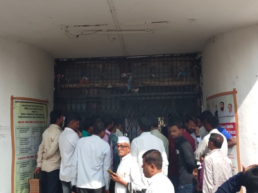 Delay in coming to office; The protesters locked the tehsil | कार्यालयात येण्यास विलंब; आंदोलकांनी तहसीलला ठोकले कुलूप