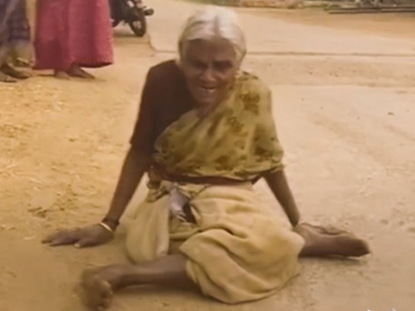 karnataka old age pension women crawled for 5km for pension since two months hd kumaraswamy | पेन्शनसाठी आजी पोस्ट ऑफिसच्या मारतेय चकरा; कुमारस्वामींनी केलं मदतीचं आवाहन, म्हणाले...