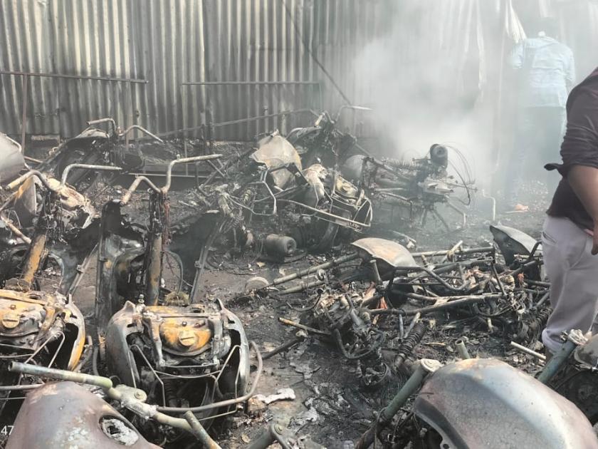 Fire broke out at 4 shops including a Honda motorcycle showroom in Kavthe Mahankal, causing loss of lakhs | कवठेमहांकाळमध्ये होंडा मोटारसायकलच्या शोरूमसह 4 दुकानांना आग, लाखोंचं नुकसान