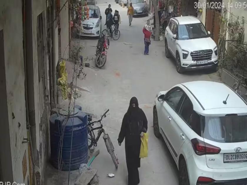 police arrested woman who stole jewellery and cash from her mother house in delhi | "आईचं छोट्या बहिणीवरच जास्त प्रेम"; नाराज महिलेने स्वत:च्या घरातच केली लाखोंची चोरी