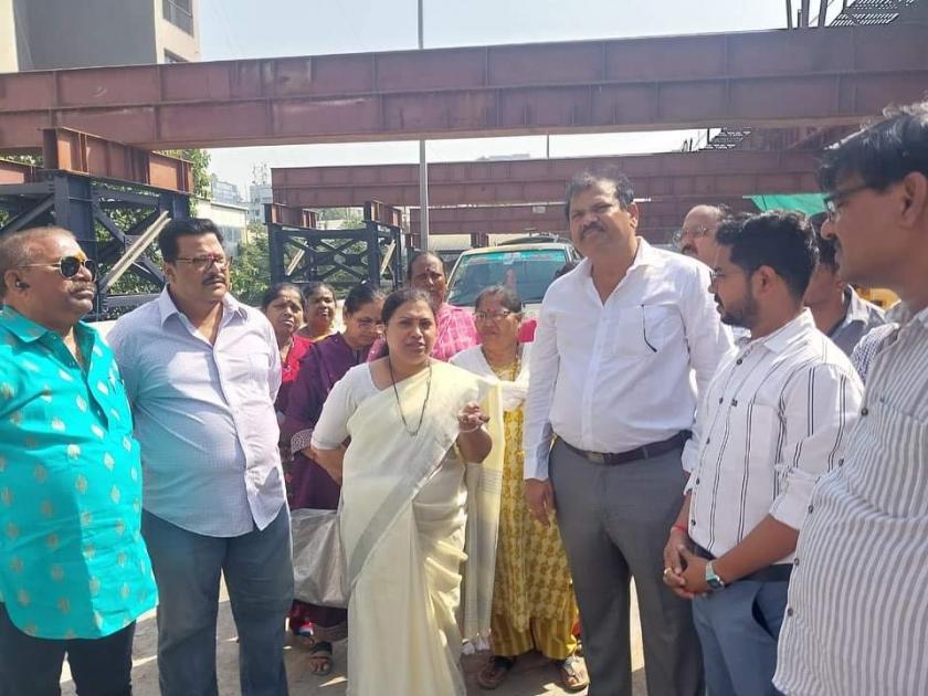 MLA Rituja Latke inspected Gokhale bridge | आमदार ऋतुजा लटके यांनी केली गोखले पूलाची पाहणी