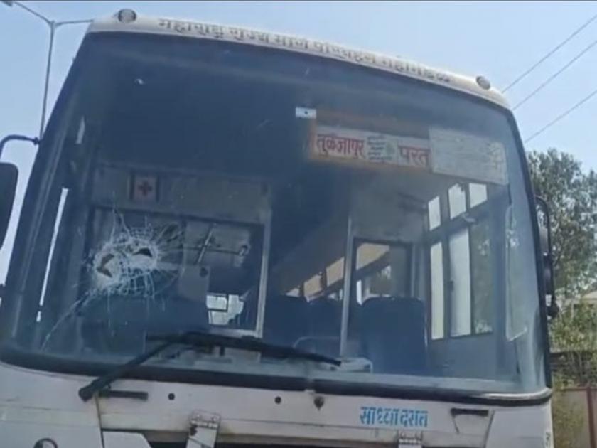 Maratha protesters stoned buses in Dharashiv | मराठा आंदोलकांची धाराशिवमध्ये बसेसवर दगडफेक