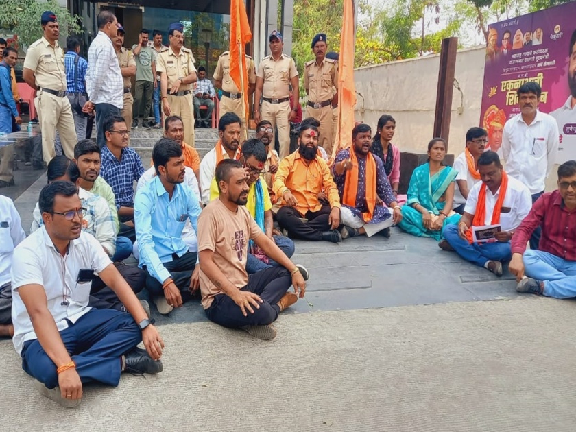 Marathas thiyya outside Guardian Minister Sandipan Bhemare's office to demand reservation | मराठा आरक्षणाच्या मागणीसाठी पालकमंत्री संदीपान भुमरेंच्या कार्यालयाबाहेर ठिय्या