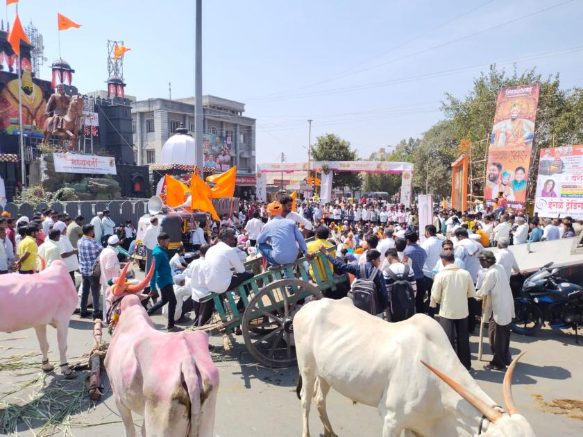 Marathas rastaroko with bullock carts in Dharashiv | धाराशिवमध्ये मराठ्यांचा बैलगाड्यांसह चक्काजाम; चारा, अंथरूण-पांघरूनासह तळ ठोकला