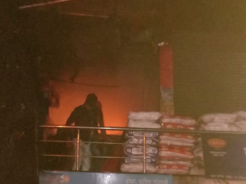 Fire at grocery wholesale shop in Latur; 30 to 35 lakh worth of goods | लातूरात किराणा होलसेल दुकानाला आग; ३० ते ३५ लाखांच्या सामानाची राख