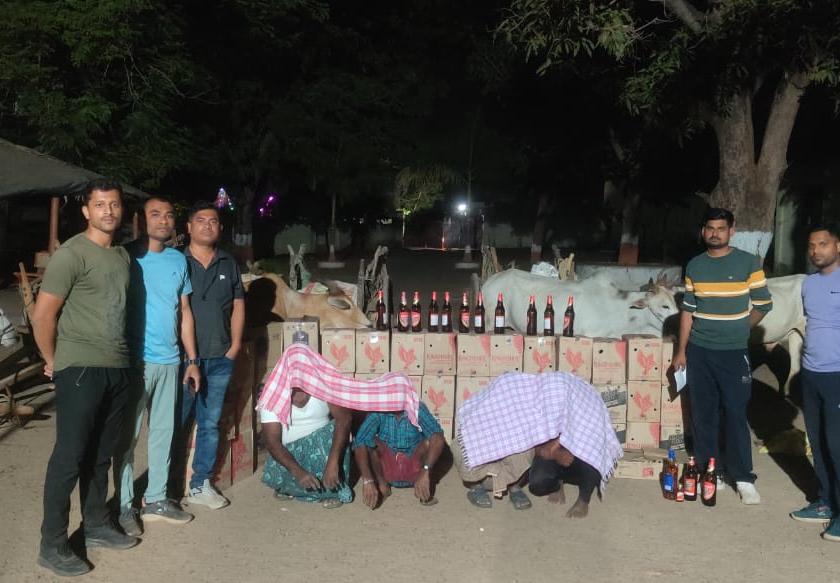 Transport of liquor from Telangana state by bullock carts, smugglers have found a new form | बैलगाड्यांनी तेलंगणा राज्यातून दारूची वाहतूक, तस्करांनी शाेधली नवीन शक्कल