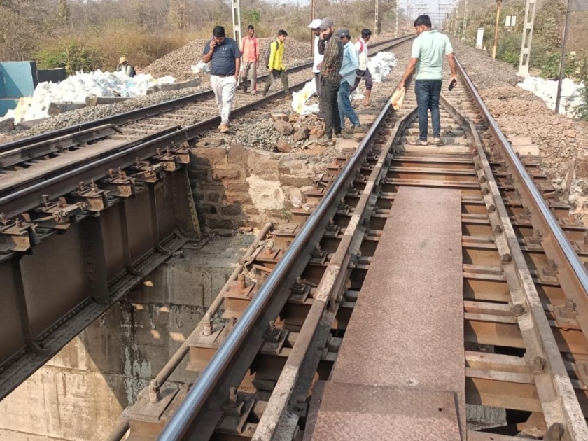Rehabilitation of 70 years old bridge on Khadvali Vasind Marg and construction of subway by pushing method | खडवली वासिंद मार्गावर ७० वर्षांच्या जुन्या पुलाचे पुनर्वसन आणि पुशिंग पद्धतीने भुयारी मार्ग बांधला