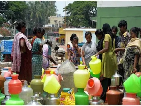 20 liters of water for rs 2000 water crisis deepens even before summer chaos in many areas of bengaluru | उन्हाळ्याआधीच 'जलसंकट'! 2000 रुपयांत 20 लीटर पाणी; टँकरसमोर भल्या मोठ्या रांगा