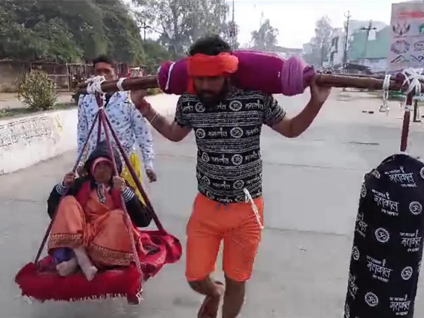 man takes her mother in kavad for ganga snan viral video | Video - श्रावण बाळ! आईची गंगास्नानाची इच्छा पूर्ण करण्यासाठी कावड घेऊन निघाला लेक