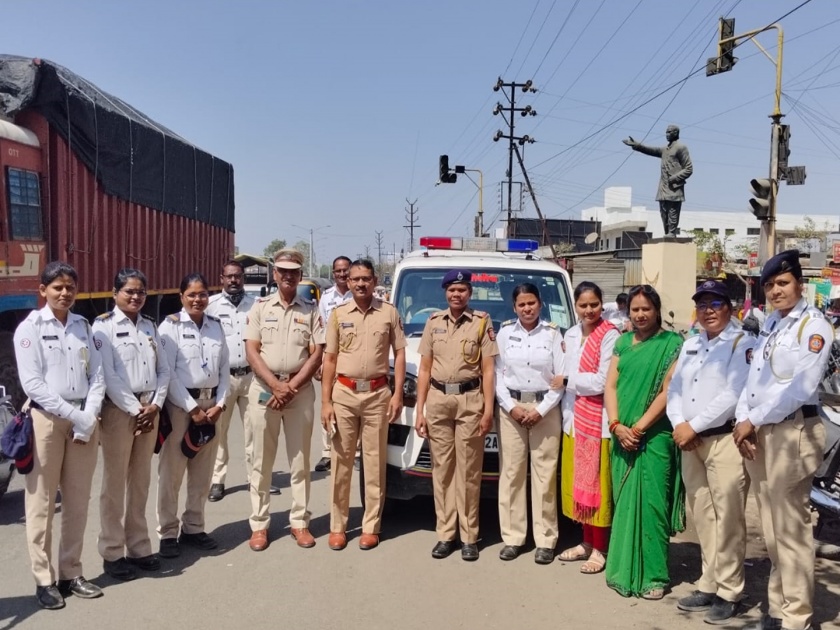In Parbhani today, women police managed the traffic system | परभणीत आज महिला पोलिसांनी सांभाळली वाहतूक व्यवस्थेची धुरा