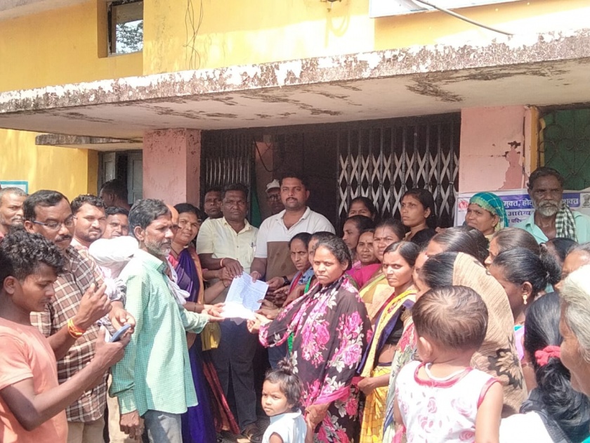 Strictly closed in Jaravandi, the health center was knocked down in gadchiroli | जारावंडीत कडकडीत बंद, आरोग्य केंद्राला ठोकले टाळे