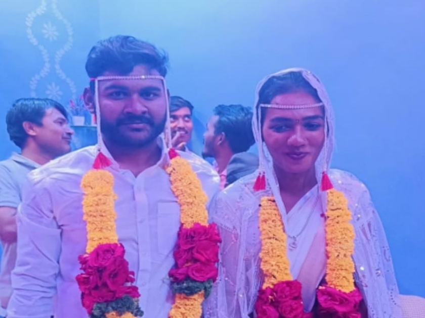 This unique knot! Jeevan and Transgender Sakshi married in Kaij | ही अनोखी गाठ! विरोधाला झुगारून जीवन अन् तृतीयपंथी साक्षीने सुरू केला सुखाचा संसार