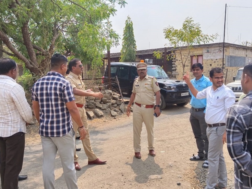 Blockade at Karnataka border, checking of vehicles by eight teams | कर्नाटकच्या सीमेवर नाकाबंदी, आठ पथकांद्वारे वाहनांची तपासणी
