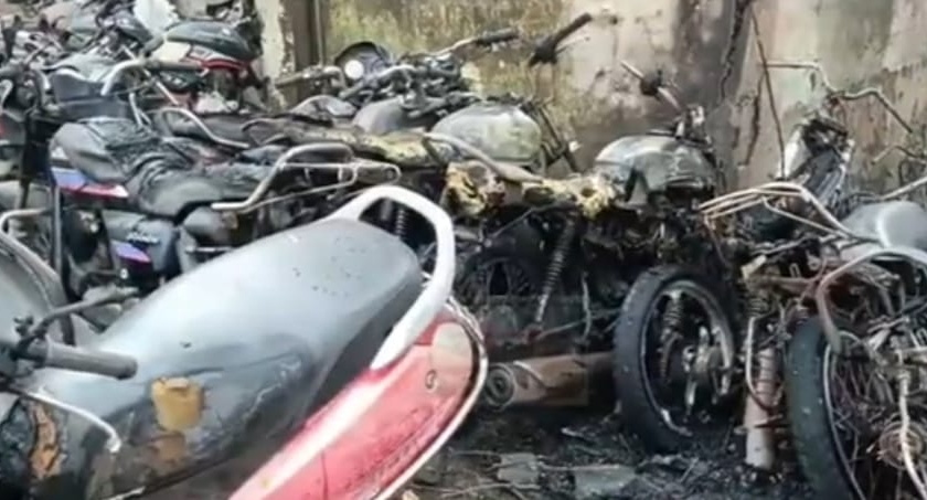 Seized motorcycle in Vitthalwadi police station caught fire, 30 to 35 motorcycles got burnt | विठ्ठलवाडी पोलीस ठाण्यातील जप्त मोटरसायकलला आग, ३० ते ३५ मोटरसायकल जळून खाक