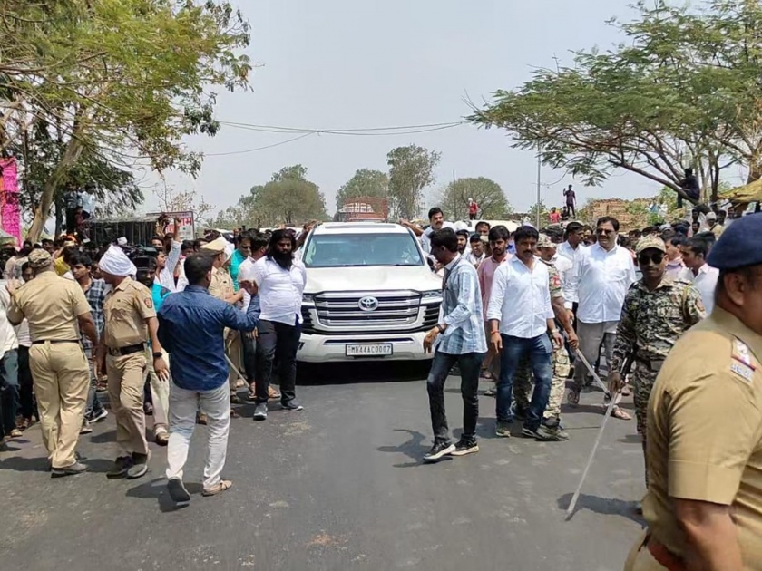Pankaja Munde's car was blocked by Maratha protesters in Kaij | मराठा आंदोलकांनी पंकजा मुंडेंची गाडी अडवली, जमाव पांगवण्यासाठी पोलिसांचा लाठीचार्ज