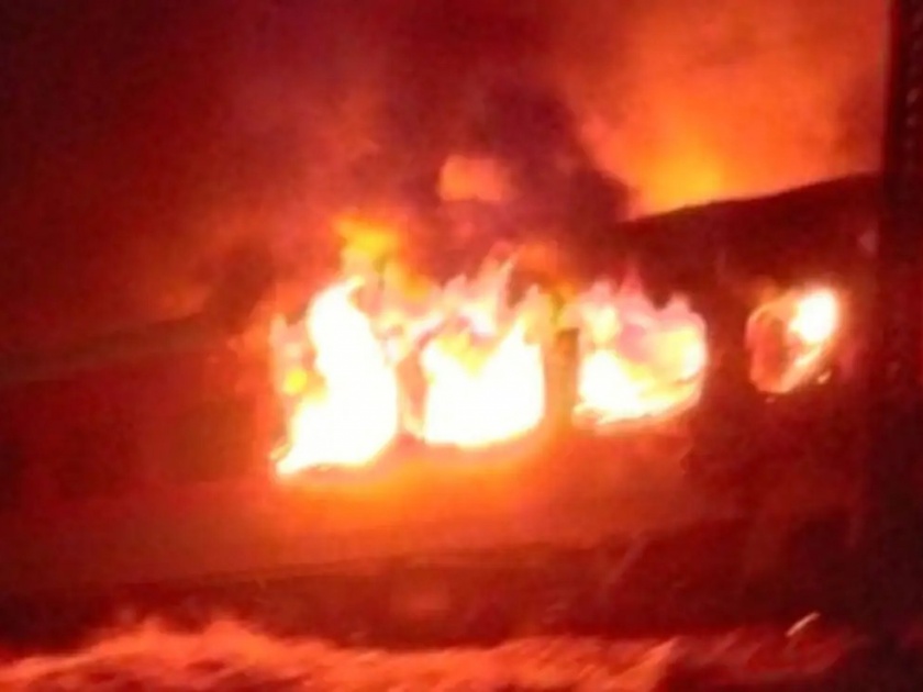 Video fire breaks out in coach of holi special train in bihar | Video - बिहारमध्ये लोकमान्य टिळक ट्रेनला आग; लोकांनी बोगीतून उडी मारून वाचवला जीव